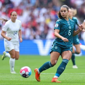 Lena Oberdorf (r.) im EM-Endspiel gegen England