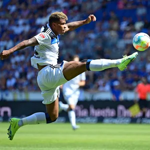 HSV-Stürmer Ransford Königsdörffer (l./hier gegen Bielefeld)