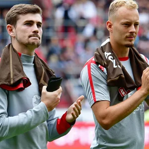 Connor Metcalfe (l.) und Carlo Boukhalfa könnten Jackson Irvine vertreten.