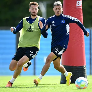 Die HSV-Verteidiger Mario Vuskovic (l.) und William Mikelbrencis