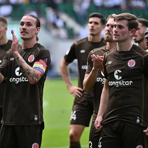 Die St. Pauli-Profis Jackson Irvine und Connor Metcalfe bedanken sich bei den Fans.