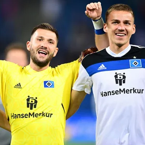 HSV-Profis Laszlo Bénes, Torwart Daniel Heuer Fernandes und Filip Bilbija feiern
