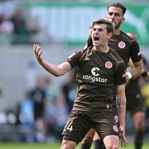 Hier bin ich! Connor Metcalfe bejubelt das Tor zum 2:2.