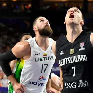 Jonas Valanciunas (l.) verausgabte sich im Spiel gegen Deutschland.