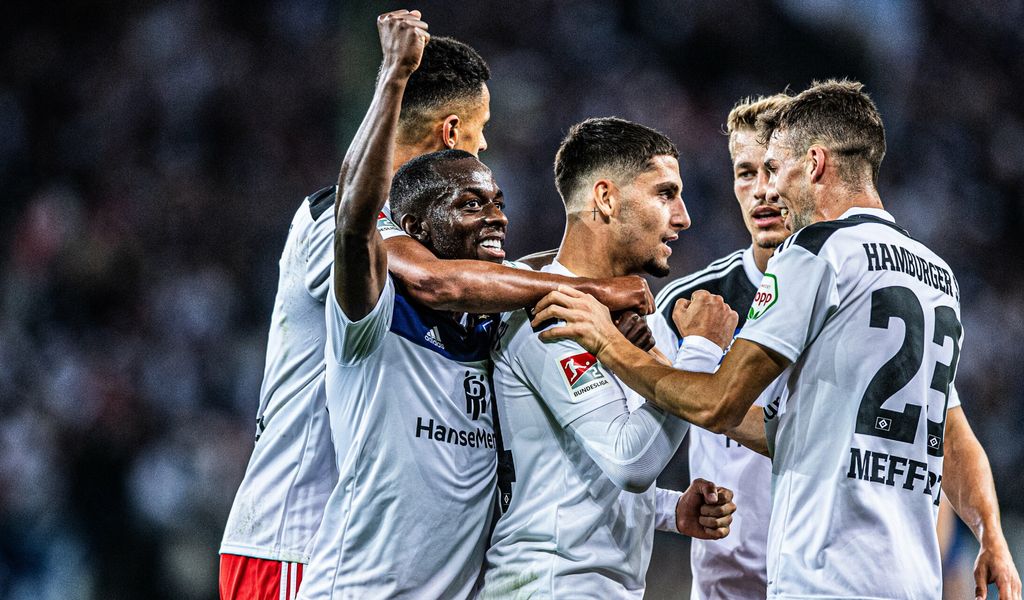 Die HSV-Profis bejubeln den Siegtreffer gegen den KSC (1:0)