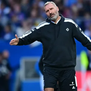 HSV-Trainer Tim Walter war mit dem Auftritt seiner Mannschaft in der Schlussphase beim Spiel in Kiel nicht einverstanden.