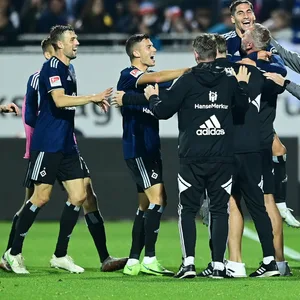 Der Fluch ist beendet: Ludovit Reisspringt nach seinem 3:0 in die Arme von HSV-Trainer Tim Walter.