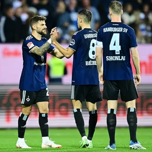 Die HSV-Profis Tim Leibold, László Bénes und Sebastian Schonlau (v.l.)
