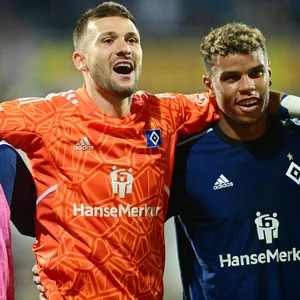 Die HSV-Profis Daniel Heuer Fernandes (M.), William Mikelbrencis (l.) und Ransford Königsdörffer