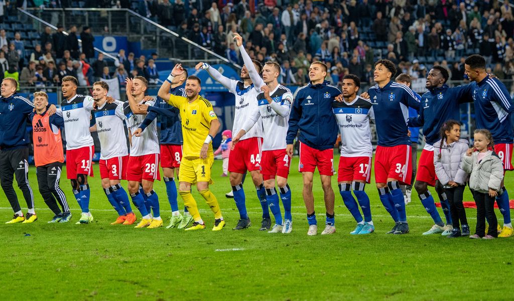 Die HSV-Profis bejubeln den Sieg gegen Düsseldorf.
