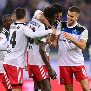 Die HSV-Profis bejubeln das 2:0 gegen Düsseldorf
