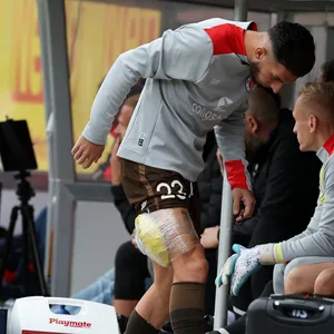 Leart Paqarada vom FC St. Pauli humpelt vom Platz