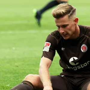Johannes Eggestein vom FC St. Pauli frustriert