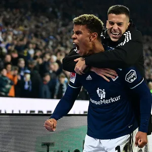 Laszlo Benes feiert mit Siegtorschütze Ransford Königsdörffer vor den HSV-Fans.