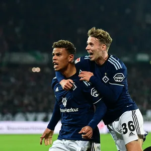 HSV-Matchwinner Ransford Königsdörffer (l.) und Anssi Suhonen