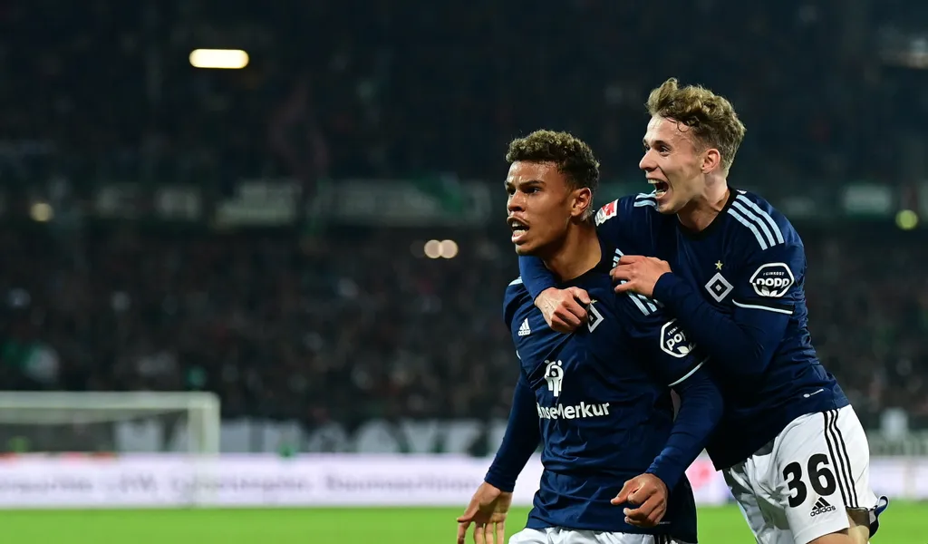HSV-Matchwinner Ransford Königsdörffer (l.) und Anssi Suhonen