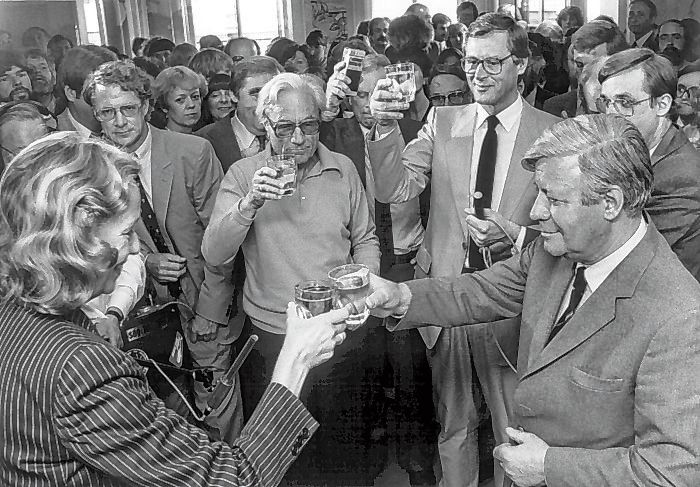 Helmut Schmidt 1983 mit Theo Sommer und „Zeit“-Gründer Gerd Bucerius (v. r.) im Pressehaus am Speersort (Altstadt)