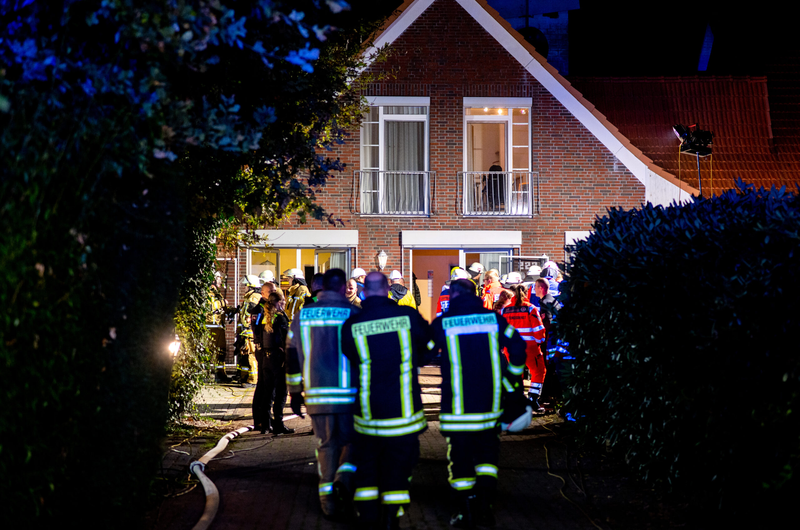 Zahlreiche Einsatzkräfte von Feuerwehr und Rettungsdienst stehen vor einem Altenheim im Ortsteil Südmoslesfehn.