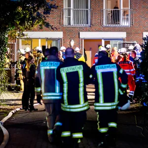 Zahlreiche Einsatzkräfte von Feuerwehr und Rettungsdienst stehen vor einem Altenheim im Ortsteil Südmoslesfehn.