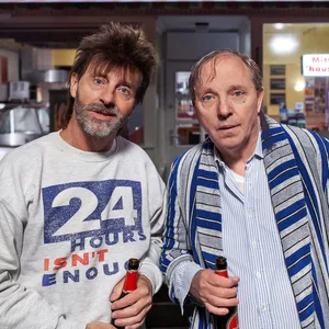 Olli Dittrich (r.) und Jon Flemming Olsen schlüpfen wieder in ihre Rollen als Dittsche und Imbisswirt Ingo.