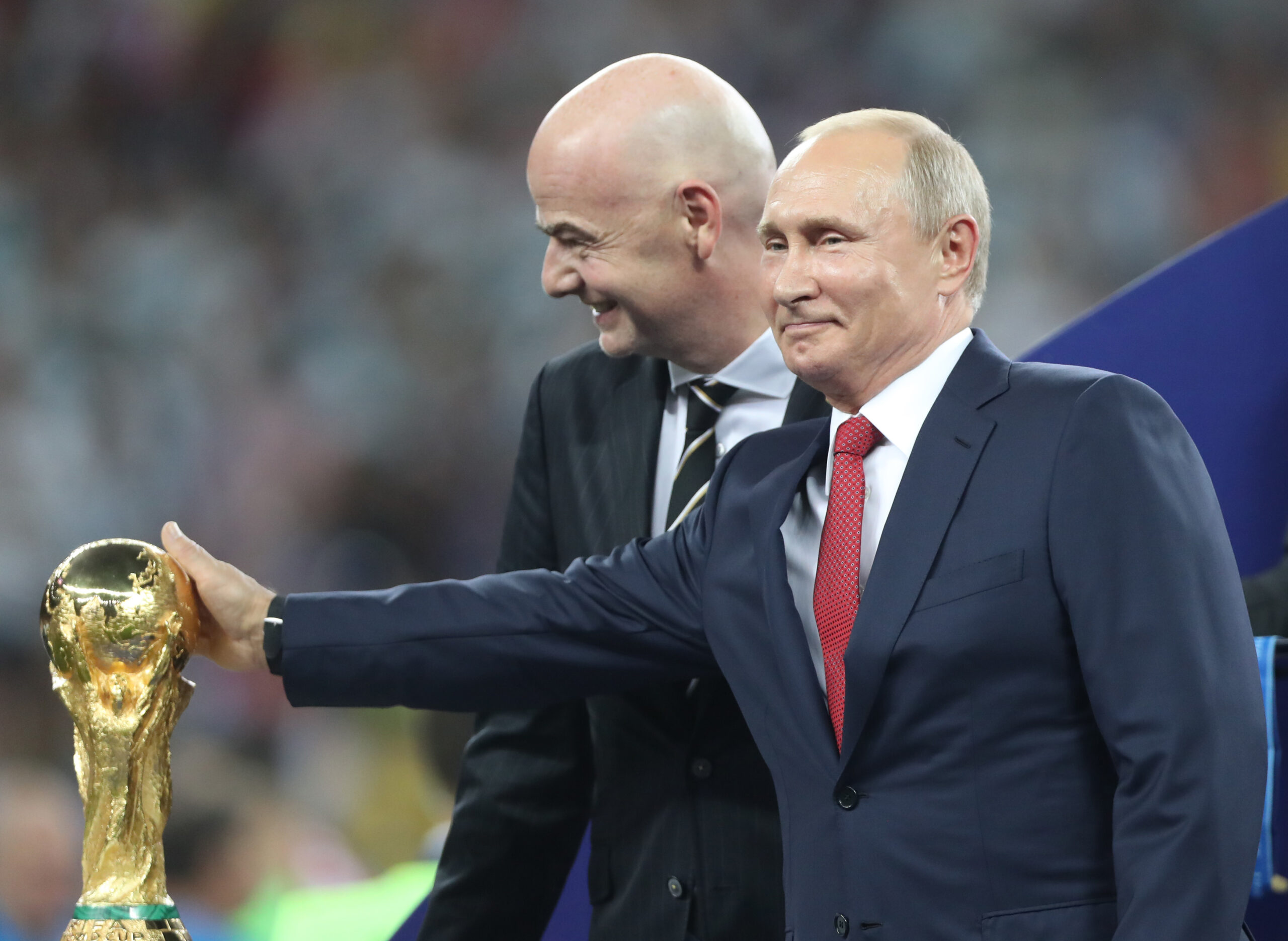 Wladimir Putin mit dem WM-Pokal