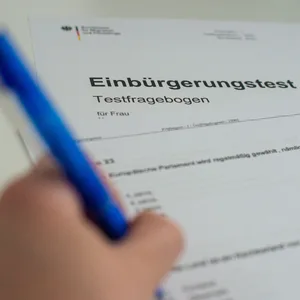 Wer deutsche:r Staatsbürger:in werden will, muss einen Einbürgerungstest absolvieren. In diesem Jahr sind so viele Anträge wie seit 22 Jahren nicht mehr gestellt worden.