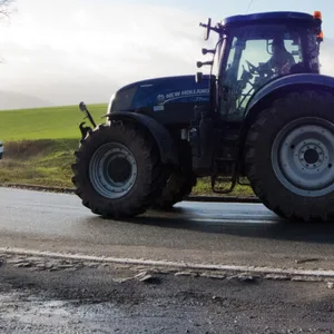 Ein Landwirt befährt Serpentinen auf einer engen Ausweichstrecke