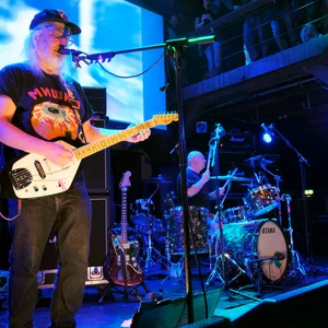 Eine Reise zurück in die 90er Jahre: Die US-Rockband Dinosaur Jr. auf der Bühne der Fabrik.