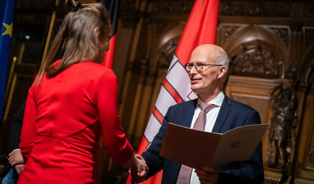 55. Einbürgerungsfeier: Bürgermeister Peter Tschentscher hat am Freitag (22. November) die neuen Staatsbürgerinnen und Staatsbürger im Hamburger Rathaus begrüßt.