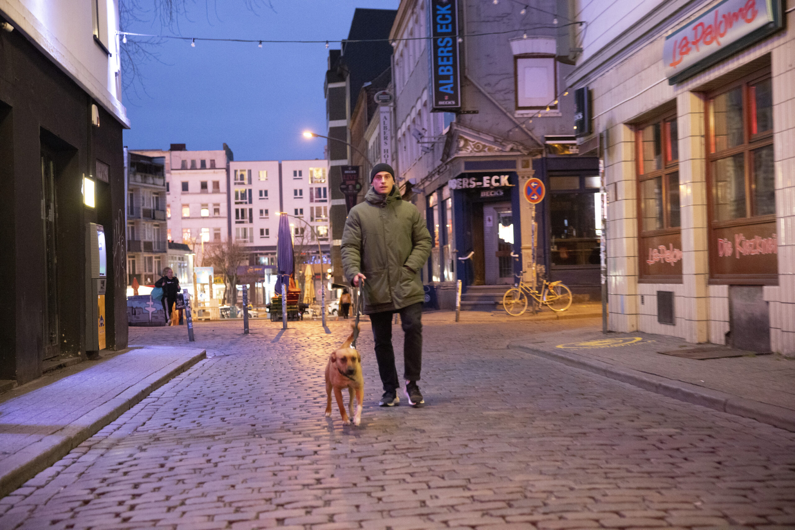 Gerrit Falius alias „Disarstar“ mit seinem Hund im Kiez – der Hamburger Rapper kämpft gegen obdachlosenfeindliche Architektur.