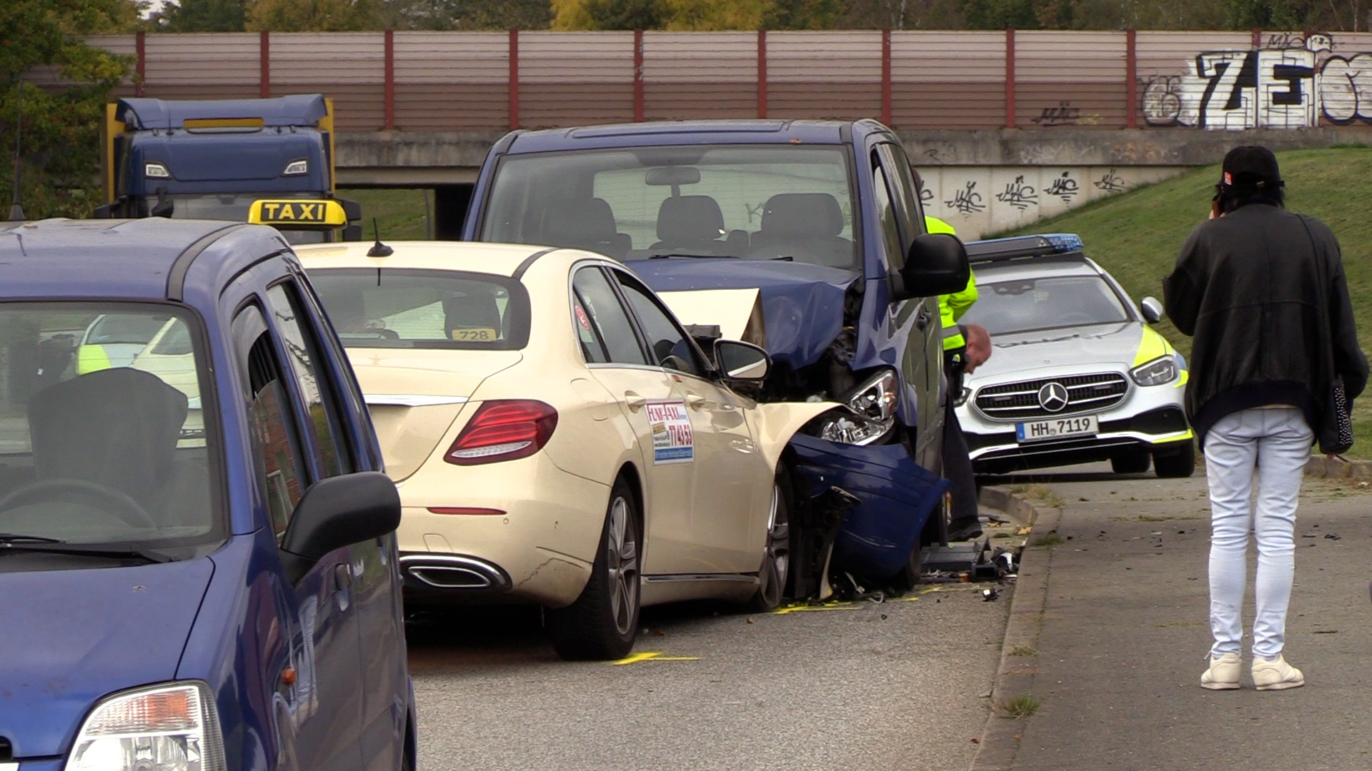 Frontal Crash in Neuenfelde – drei Personen zum Teil schwer verletzt