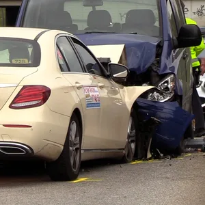 Frontal Crash in Neuenfelde – drei Personen zum Teil schwer verletzt