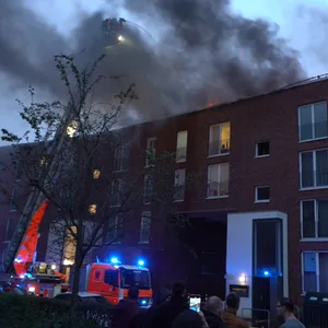 Die Feuerwehr löscht ein brennendes Dach in Hamburg-Horn