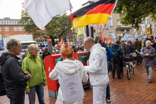 Menschen diskutieren in Altona über eine Deutschlandfahne