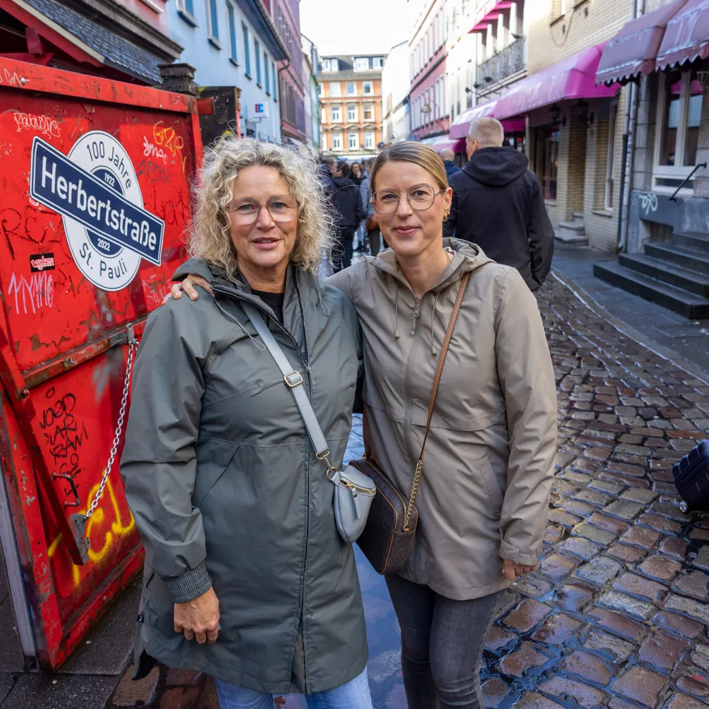 Wiebke (53, l.) und Nicole (47) aus Bremen: „Bei laufendem Betrieb würden wir uns die Herbertstraße nicht ansehen wollen.“