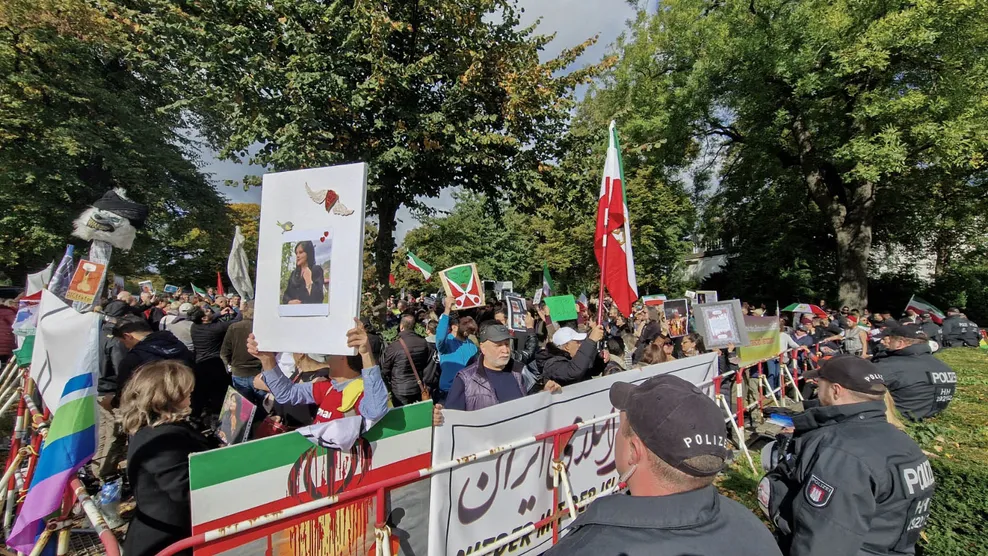 Hunderte Menschen haben am Montag friedlich vor der Blauen Moschee protestiert.