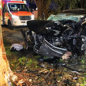 Der völlig deformierte Seat. Der Fahrer musste aus dem Wrack befreit werden.