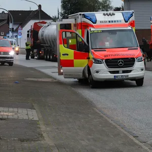 Einsatzkräfte am Unfallort in Schenefeld.
