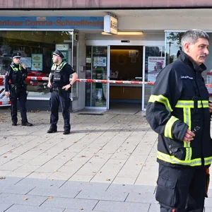 Einsatzkräfte haben die Apotheke abgesperrt.