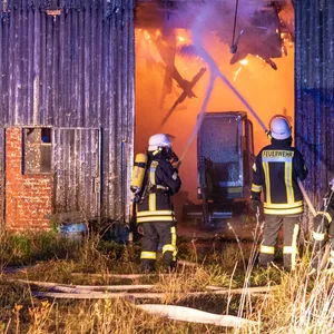 Flammen lodern im inneren der alten Torfwerk-Halle.