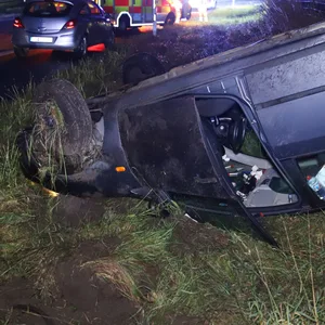 Das überschlagende Auto im Grünstreifen der A23.