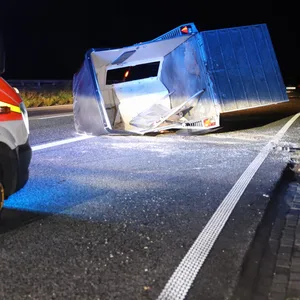 Auf der A23 kam es am Dienstagabend zu einem Unfall mit einem Pferdeanhänger.