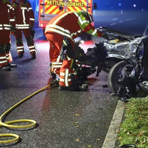 Im Norden: Frontal-Crash auf Landstraße – Frau verletzt
