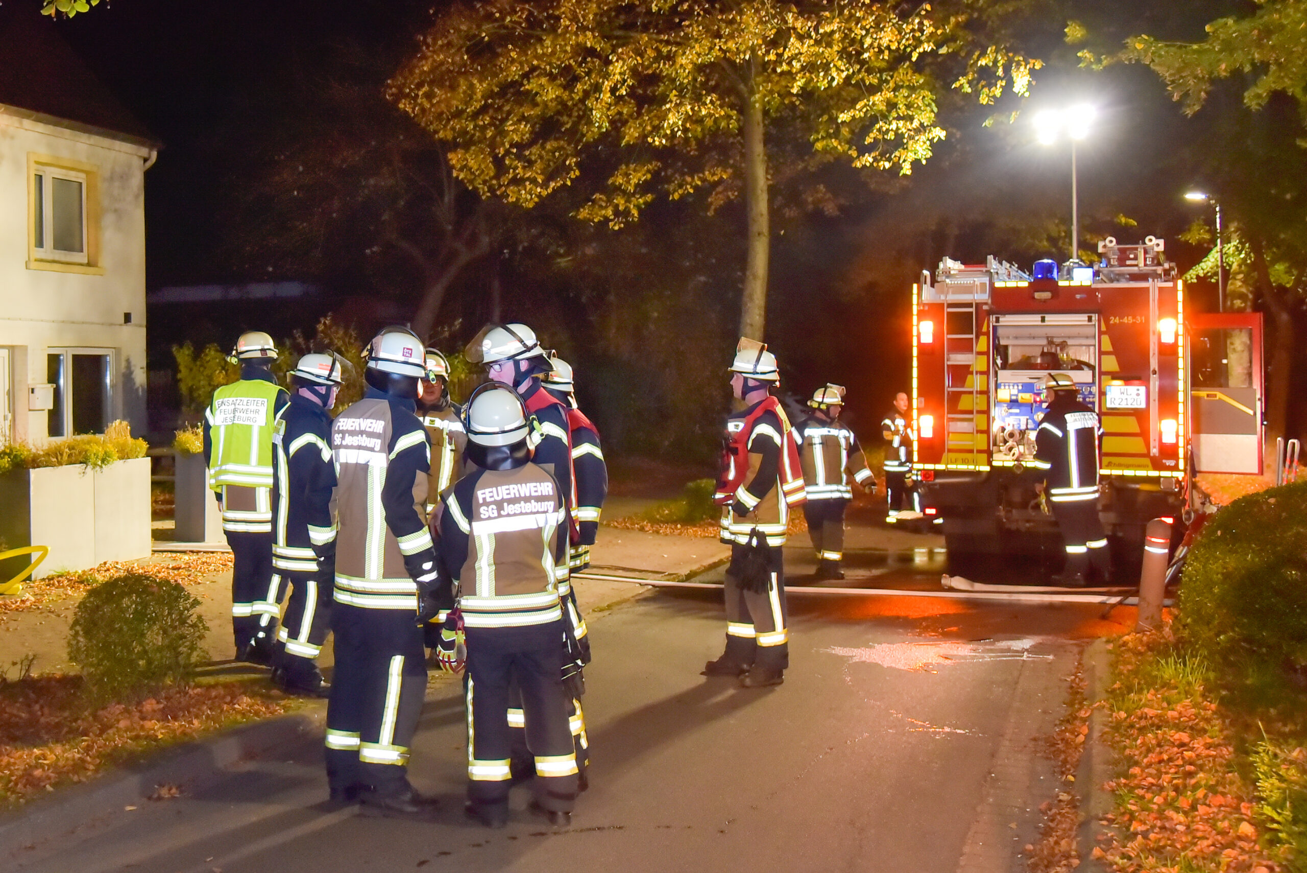 Feuerwehrkräfte vor dem Wohnhaus in Jesteburg.