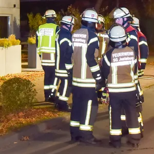 Feuerwehrkräfte vor dem Wohnhaus in Jesteburg.