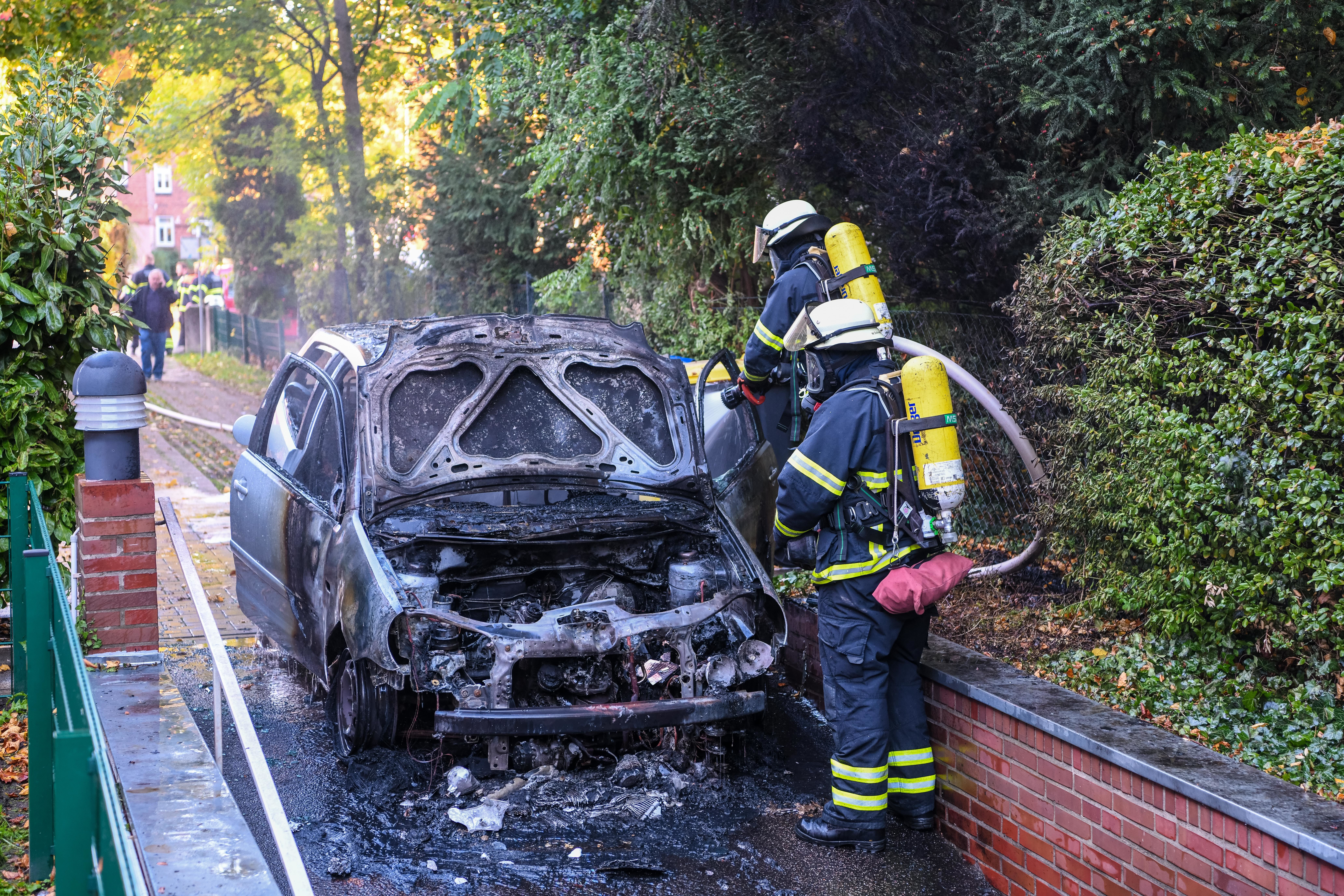Die Feuerwehr löschte den brennenden VW Polo. Viel blieb nicht von dem Auto übrig.