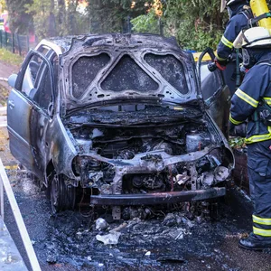 Die Feuerwehr löschte den brennenden VW Polo. Viel blieb nicht von dem Auto übrig.