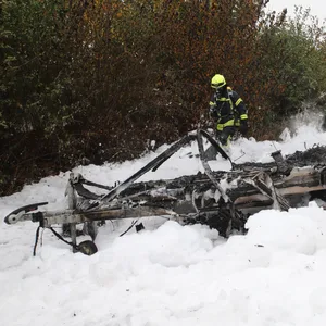 Der Wohnwagen brannte vollkommen nieder.