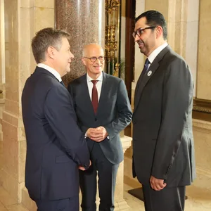 Vizekanzler Robert Habeck (Grüne) und Peter Tschentscher empfangen den Industrieminister Sultan Ahmed Al Jaber (v.l.) im Hamburger Rathaus.