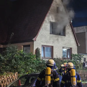 Rauch steigt aus einem Einfamilienhaus in Hamburg